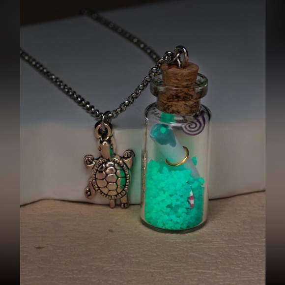$4 LUMINOUS TURTLE BEACH NECKLACE: NEW. $4 IF BUNDLED - Picture 4 of 16